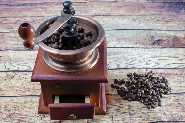 Chicchi Caffè Torrefatto Sparsi Sul Tavolo Macinino Rame Con Una — Foto Stock