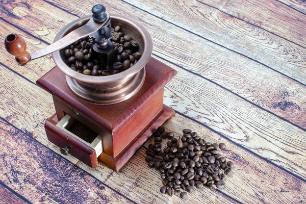 Granos Café Tostados Dispersos Mesa Molinillo Café Cobre Con Una —  Fotos de Stock