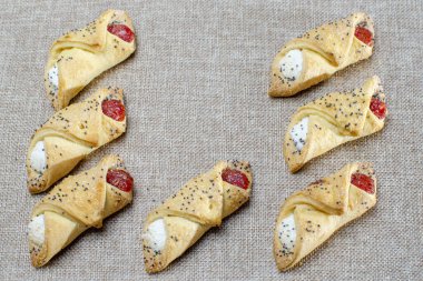 Ev yapımı ev yapımı kurabiyelerin, peçeteye meyve reçeli doldurulmuş hali.