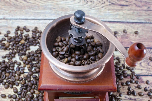 Rostade Kaffebönor Utspridda Ett Bord Kaffekvarn Med Trälåda — Stockfoto