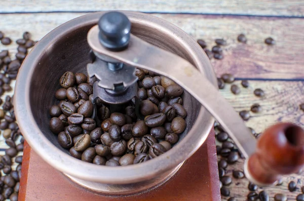 Rostade Kaffebönor Utspridda Ett Bord Kaffekvarn Med Trälåda — Stockfoto