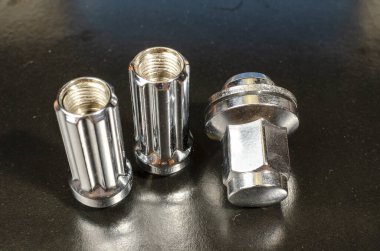 Birçok yeni araba tekerleği fındığı, soyut arkaplanı kapatma