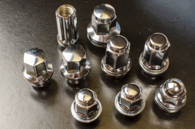 Birçok yeni araba tekerleği fındığı, soyut arkaplanı kapatma