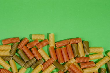 Conchiglie Rigate makarnası, çok renkli çiğ deniz kabuklarının karışımı desenli İtalyan gıda arka planı konsepti. Düz üst görünüm yatar yakın çekim kopyası.