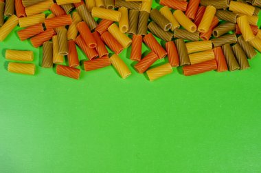 Conchiglie Rigate makarnası, çok renkli çiğ deniz kabuklarının karışımı desenli İtalyan gıda arka planı konsepti. Düz üst görünüm yatar yakın çekim kopyası.