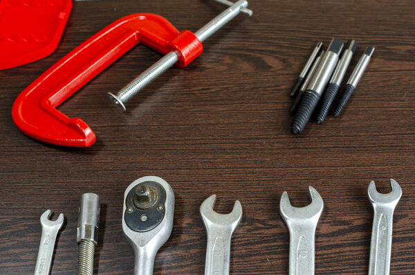 металлические ключи и приспособления для запирания вещей на столе