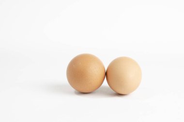 Beyaz arka planda taze kahverengi tavuk yumurtası grubu.