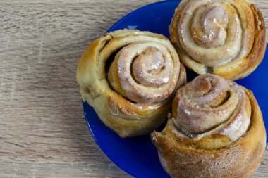 Cadılar Bayramı sihirli tarçınlı rulo beyaz kremalı mavi tabakta