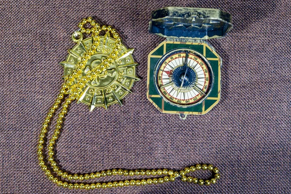 Korsan hazine sandığı, yaşlı adamın pusulası ve dürbünü.