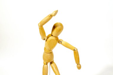 Ahşap manken. Beyaz bir arkaplan ve kırpma yolu takip etmek için örnek olarak egzersiz yapın.