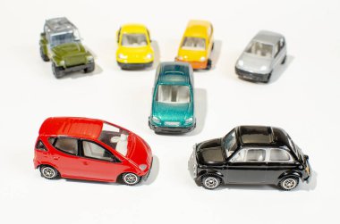 Bir grup oyuncak araba yaklaşıyor. izole resim