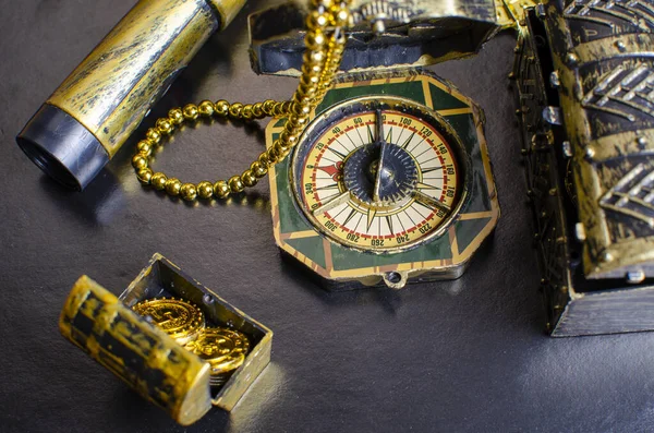 Korsan hazine sandığı, kolyeli altın bir korsan madalyonunun yakın çekimi.