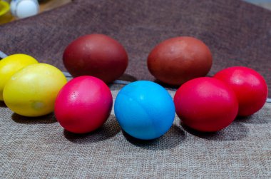 pürüzlü bir kumaşta farklı renklere boyanmış yumurtalarla hayat