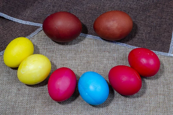 Vida Morta Com Ovos Pintados Com Cores Diferentes Tecido Áspero — Fotografia de Stock