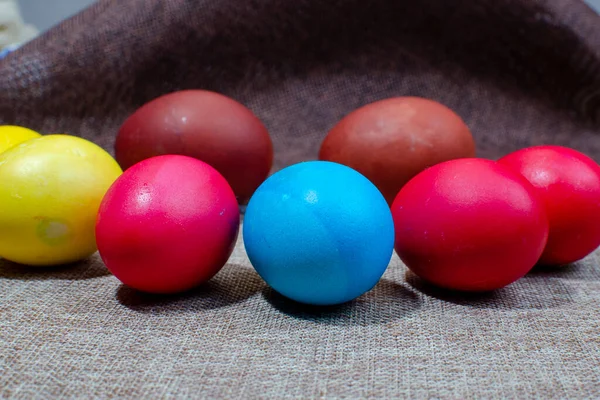 Натюрморт Яйцами Окрашенными Разные Цвета Грубой Ткани — стоковое фото