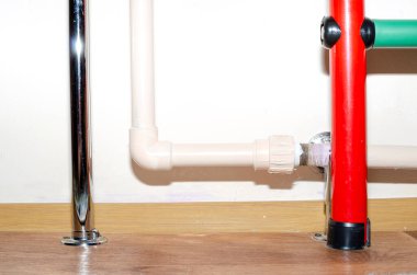 Su borularına yakın çekim ve ev ısıtması.