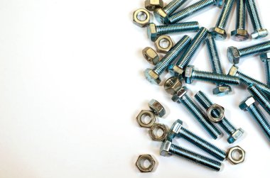 Beyaz arkaplandaki fındık cıvatalarının yakın çekimi - stok fotoğrafı