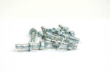 Beyaz arkaplanda yüksek açılı somun ve cıvatalar - stok fotoğrafı