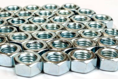 Metal fındıklar beyaz arka planda izole edilmiş. Krom fındıklar izole edilmiş. Çelik cevizler izole edilmiş. İş için araçlar.