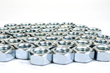 Metal fındıklar beyaz arka planda izole edilmiş. Krom fındıklar izole edilmiş. Çelik cevizler izole edilmiş. İş için araçlar.