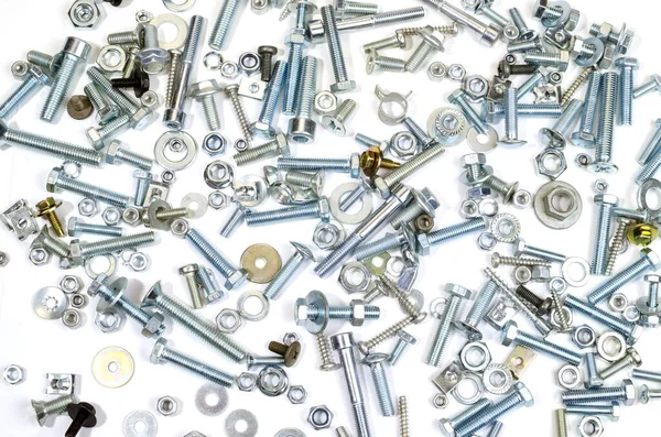 Kopya alanı olan beyaz bir yüzeyde cıvata ve fındıkların arkaplanı.