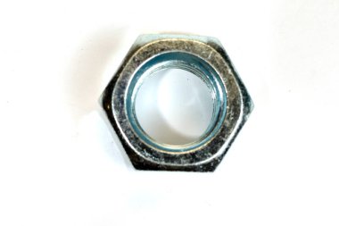 Beyaz arkaplanda izole edilmiş Metal Altıpatlar.