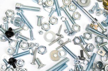 Kopya alanı olan beyaz bir yüzeyde cıvata ve fındıkların arkaplanı.