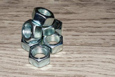 Gri arkaplandaki metal bağlayıcılar grubu