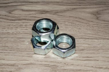 Gri arkaplandaki metal bağlayıcılar grubu