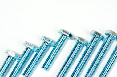 Bir grup galvanize metal cıvata yakın çekim