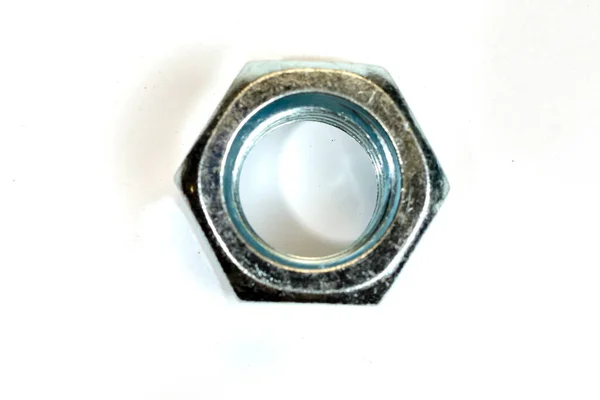 Beyaz arkaplanda izole edilmiş Metal Altıpatlar.