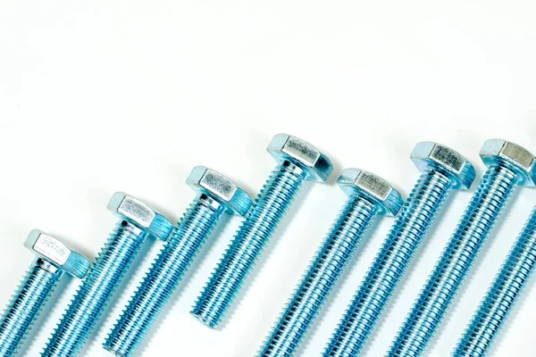 Bir grup galvanize metal cıvata yakın çekim