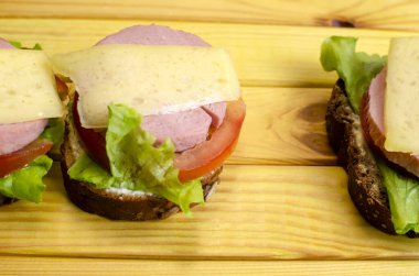 Sebzeli ve sosisli ev yapımı sandviç.