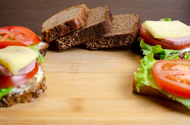 Sebzeli, peynirli ve etli lezzetli sandviçler. Yakın plan, sağlıklı beslenme kavramı.