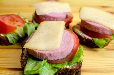 Peynirli, sebzeli, etli lezzetli sandviçler. sağlıklı yeme kavramı