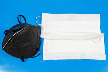 Mavi arka planda koronovirüs enfeksiyonuna karşı koruyucu maskeler