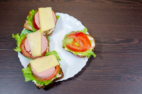 Hausgemachte Sandwiches Einem Weißen Teller Auf Dunklem Hintergrund — Stockfoto