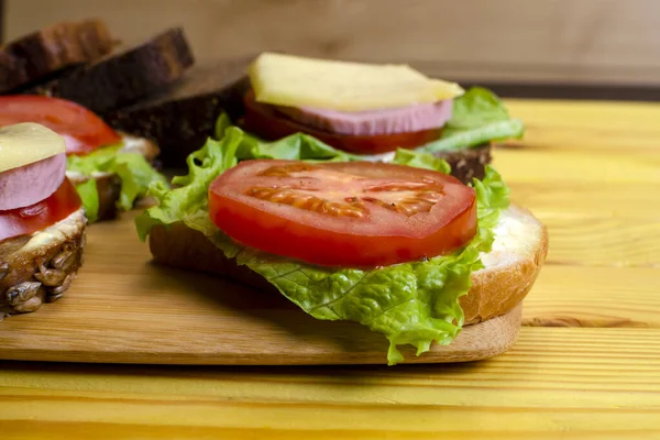 Sabrosos Bocadillos Con Verduras Queso Carne Cerca Concepto Alimentación Saludable — Foto de Stock