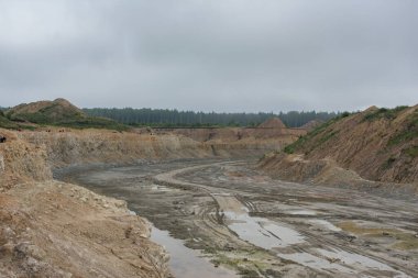 Yüksek uçurumları, kanyonları ve suyu olan kireçtaşı ocaklarının manzarası.
