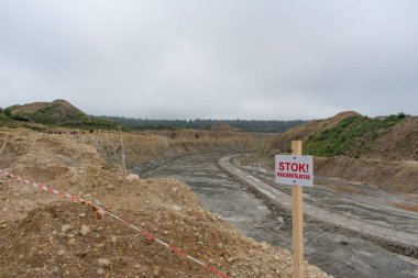 Yüksek uçurumları, kanyonları ve suyu olan kireçtaşı ocaklarının manzarası.