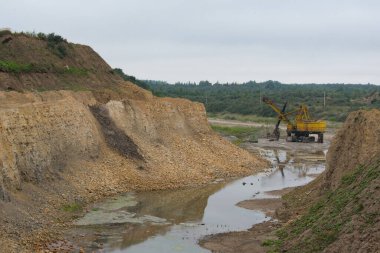 Yüksek uçurumları, kanyonları ve suyu olan kireçtaşı ocaklarının manzarası.