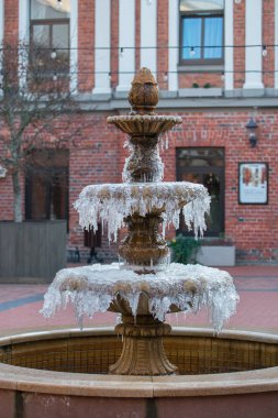 Etrafı buz saçağı şekilleriyle dolu güzel donmuş su çeşmesi..