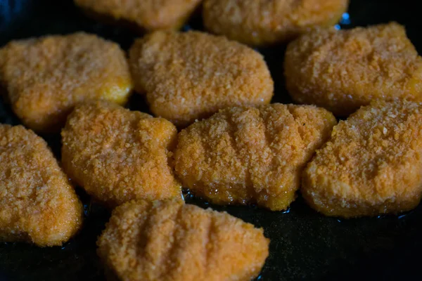 Nuggets Pollo Dorado Fritos Aceite Caliente Negro Oscuro Sartén — Foto de Stock