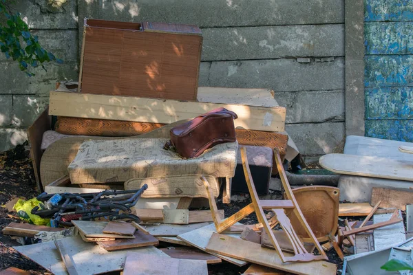 一堆破损的旧木制家具 — 图库照片