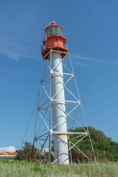 Paisagem Farol Com Base Vermelha Superior Branca Com Grama Verde — Fotografia de Stock