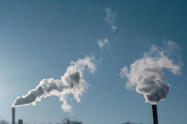 Rökning Industriella Skorstenar Rökkraftverk Vit Rök Mot Sol Luftföroreningar — Stockfoto