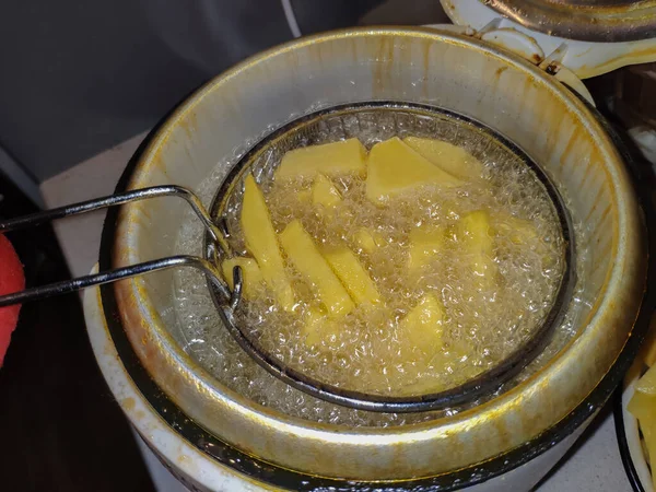 Yapımı Patates Kızartmaları Kirli Fritözde — Stok fotoğraf