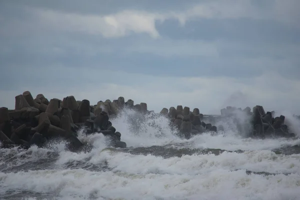 Olas Estrellándose Contra Rompeolas Consistentes Tetrápodos Hormigón Gris Liepaja Letonia —  Fotos de Stock