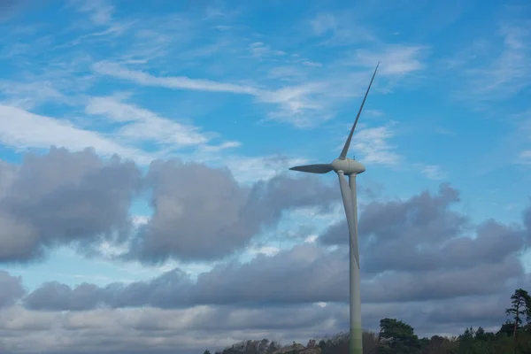 Single Large White Wind Turbine Cloudy Blue Sky Background — Stock Photo, Image