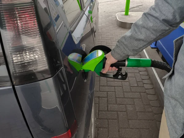 Kéz Gazdaság Üzemanyag Szivattyú Autó Benzin Állomás Újratöltésére Közeli Fotó — Stock Fotó